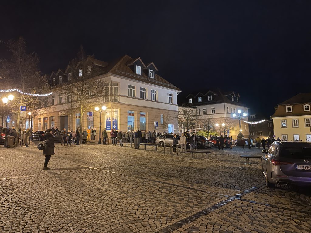 Rund 120 Menschen hörten den beiden Trompetern zum Auftakt der Turmkonzerte im Advent 2025 auf dem Kirchplatz zu.